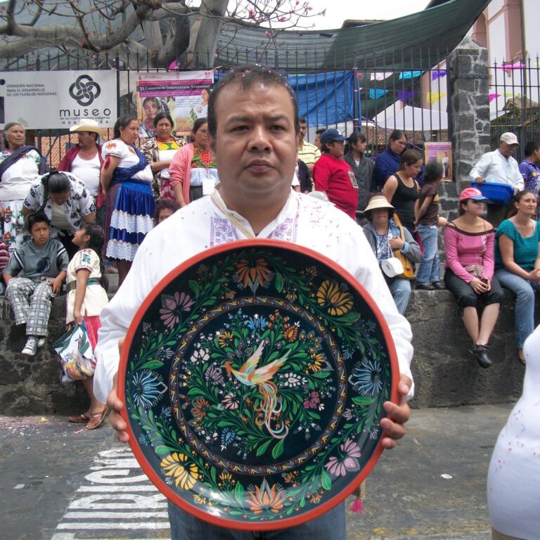 El artista michoacano que preserva el arte del maque incrustado