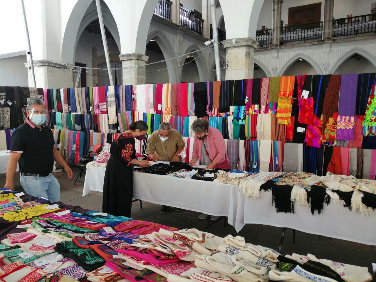 Artesanías Michoacán: Gabriela Aguilera rescata una tradición textil
