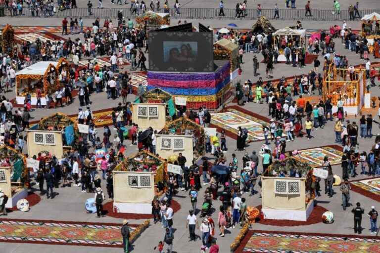 Más de 800 mil visitantes en la ofrenda de Día de Muertos en el Zócalo