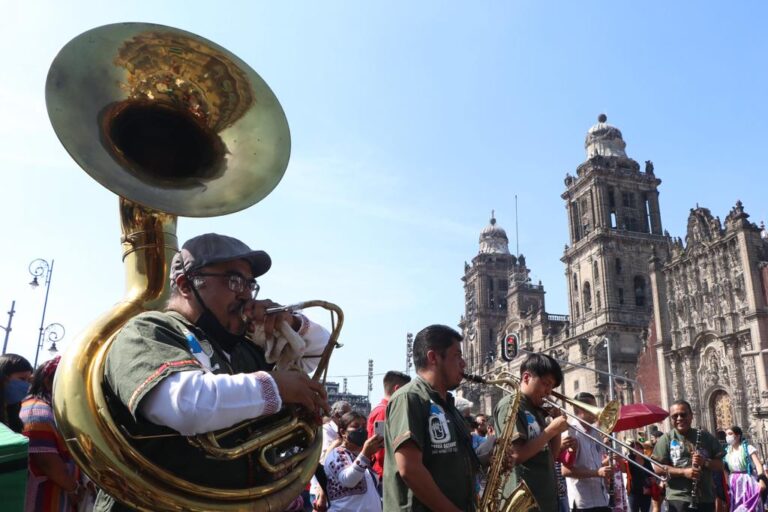 Banda Monumental Oaxaqueña se presenta en el Zócalo capitalino