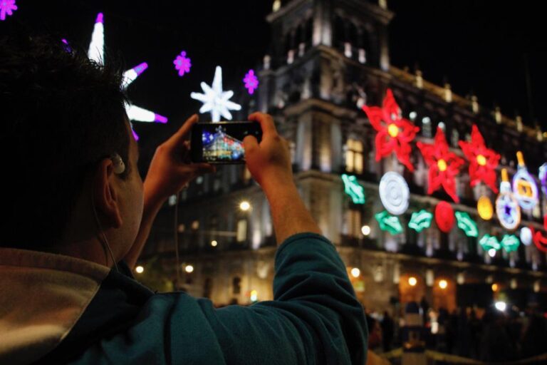 Inauguran alumbrado navideño en el Zócalo de la Ciudad de México
