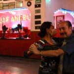 una pareja bailando salsa en salon los angeles