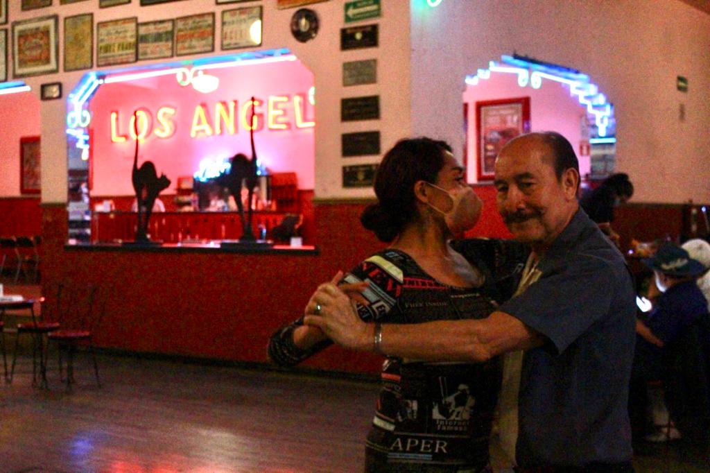 una pareja bailando salsa en salon los angeles