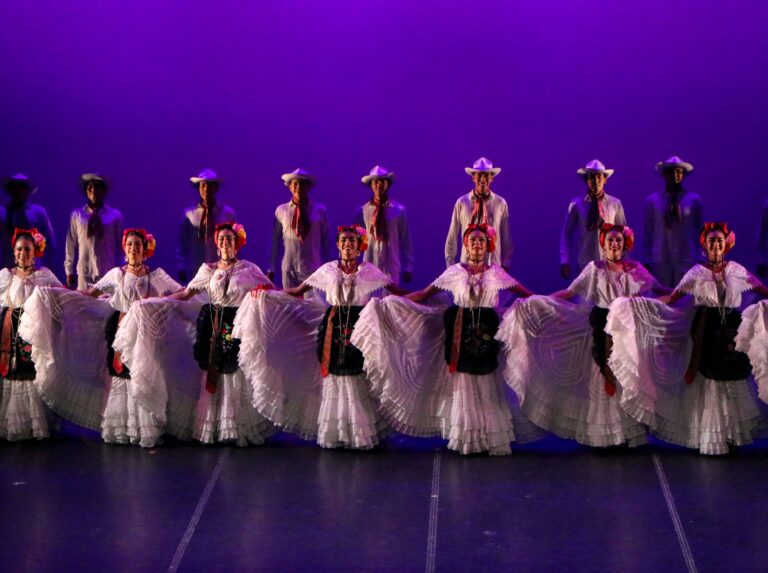 Revisa estos cursos de danzón y folklor para este verano
